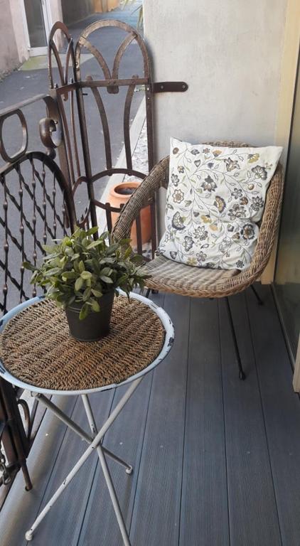 - une terrasse couverte avec 2 chaises, un oreiller et une plante dans l'établissement Joli loft dans village pittoresque, à Péret