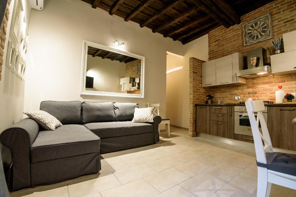 A kitchen or kitchenette at NEW NAVONA ELEGANT APARTMENT