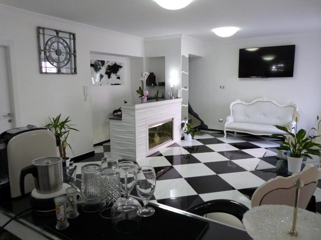sala de estar con chimenea y suelo a cuadros en blanco y negro. en Clelia's Boutique Rooms & Suites, en La Maddalena
