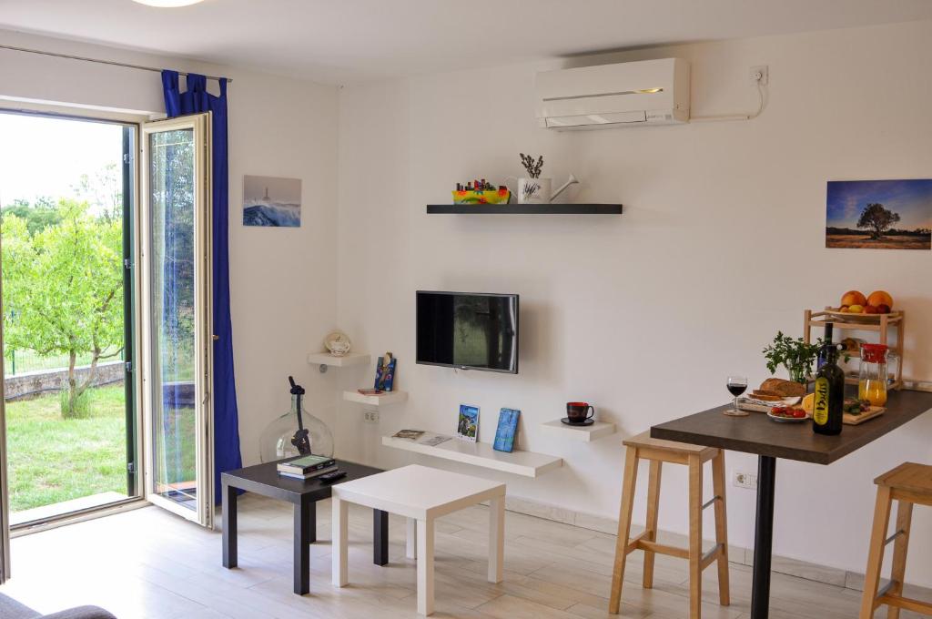 Televízia a/alebo spoločenská miestnosť v ubytovaní Apartment Lavandula