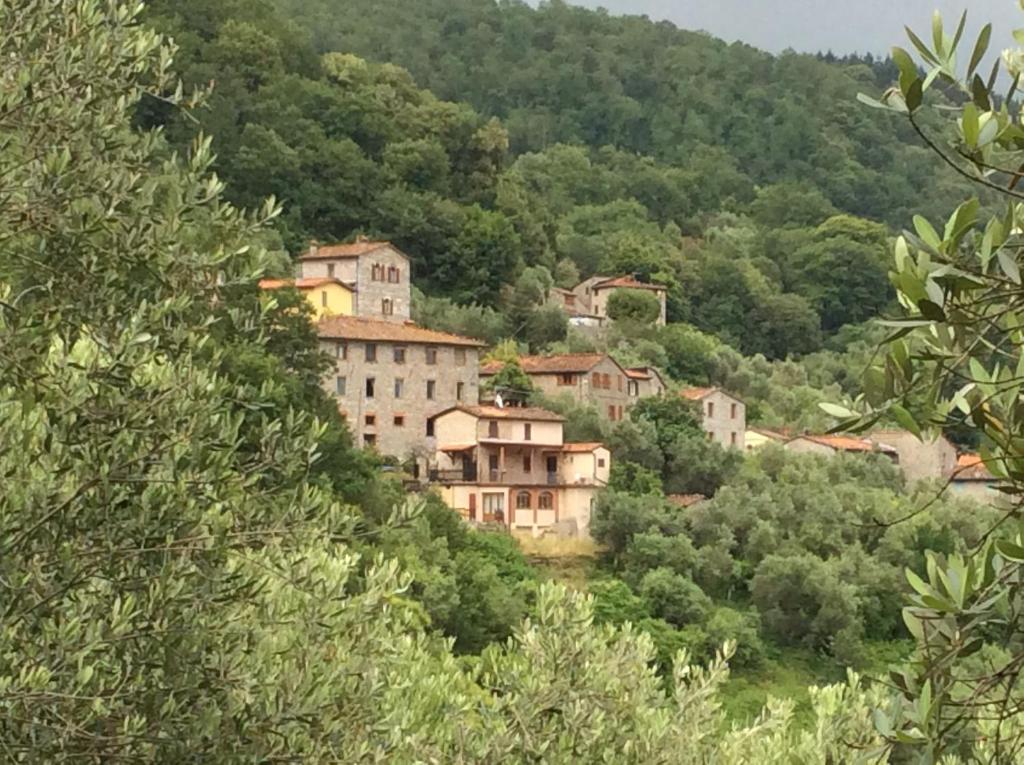 uma aldeia ao lado de uma montanha em Borgo Vetrianello em Lucca