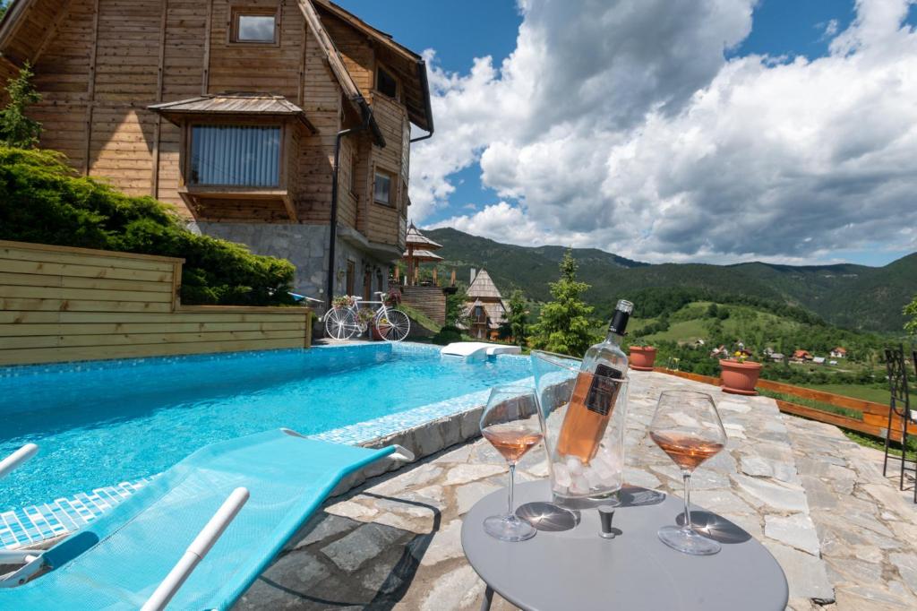 Vista generica sulle montagne o vista sulle montagne dall'interno dell'appartamento