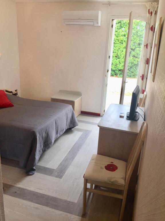 Postel nebo postele na pokoji v ubytování Hostellerie Saint Benoît
