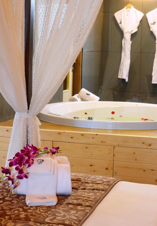 Maliekal Heritance Cherai Beach Cochin - Exotica Lake View Jacuzzi