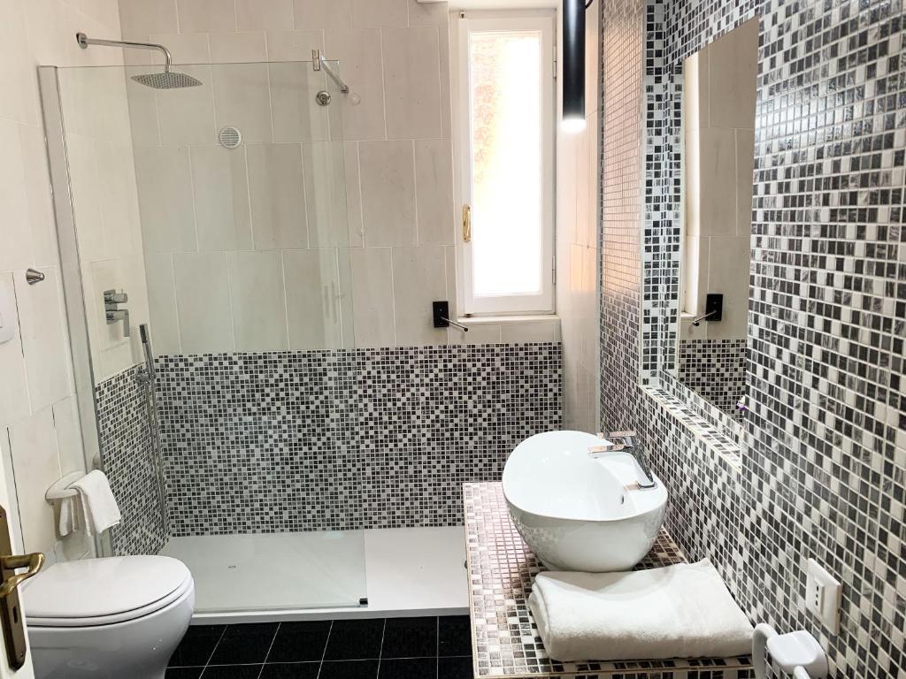 Koupelna v ubytování L'Attico di Piazza Mazzini Rooms