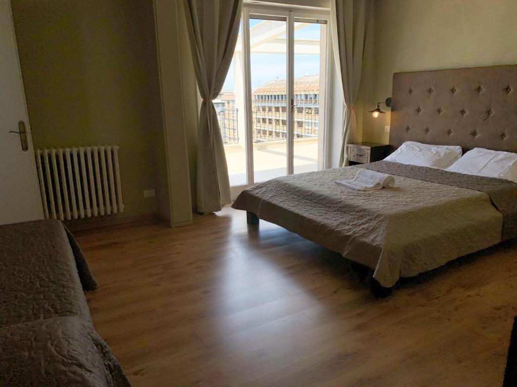 Postel nebo postele na pokoji v ubytování L'Attico di Piazza Mazzini Rooms