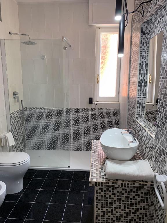 Koupelna v ubytování L'Attico di Piazza Mazzini Rooms