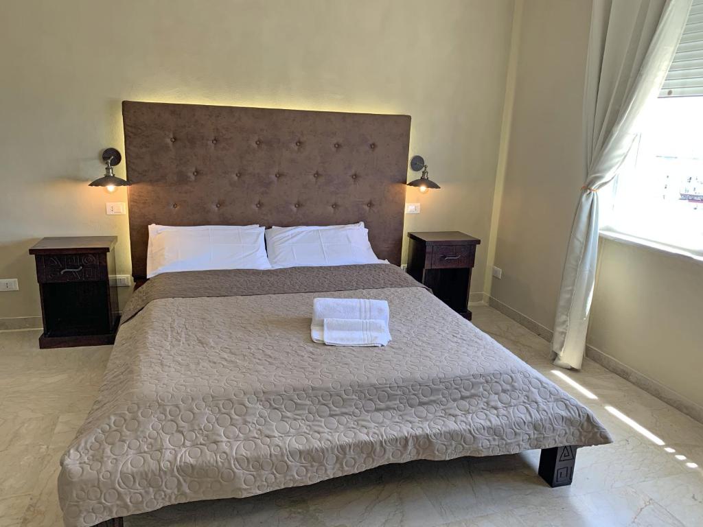 Postel nebo postele na pokoji v ubytování L'Attico di Piazza Mazzini Rooms