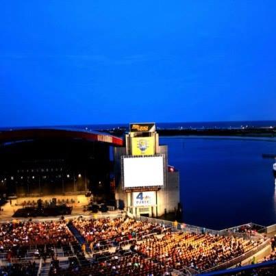 Výhled na řeku, která protéká v blízkosti hotelu