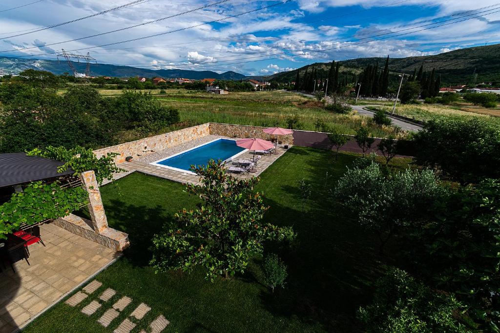 Piscina de la sau aproape de Villa Dama