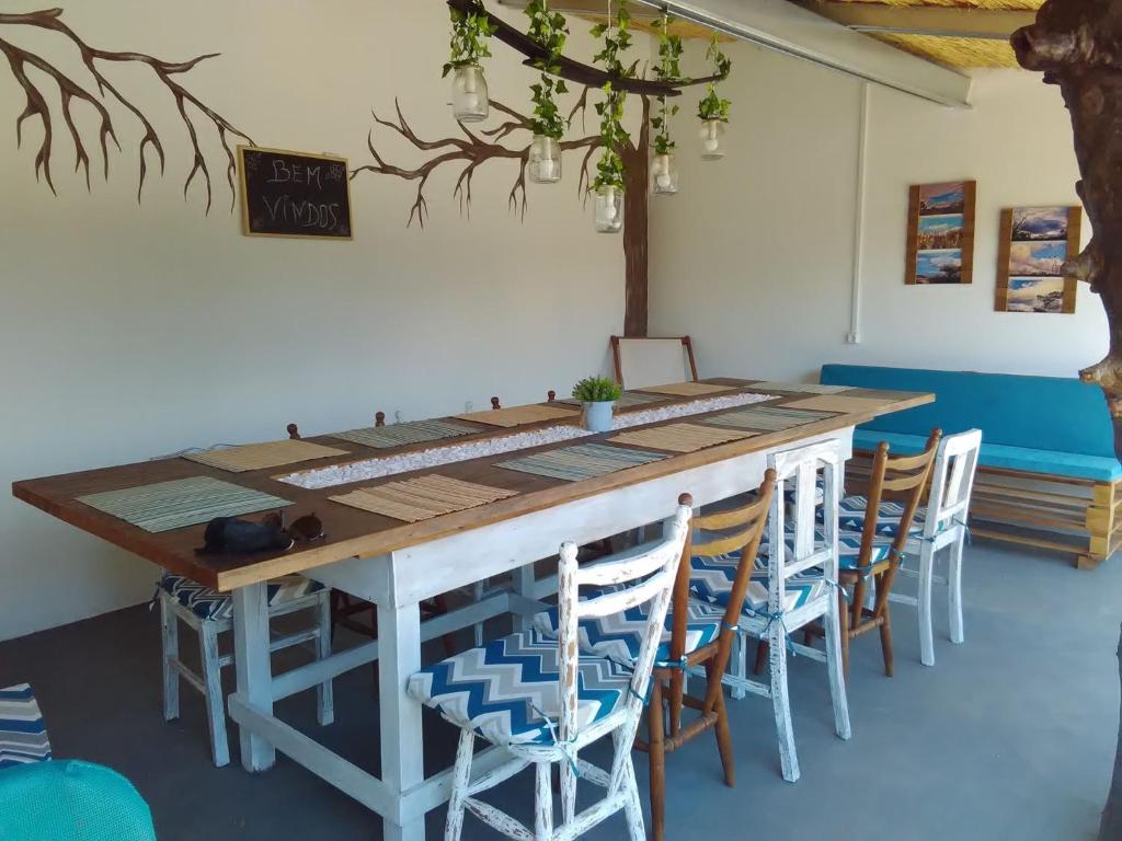 een grote tafel en stoelen in een kamer bij Turismo Rural casa da céu in Amiães de Cima