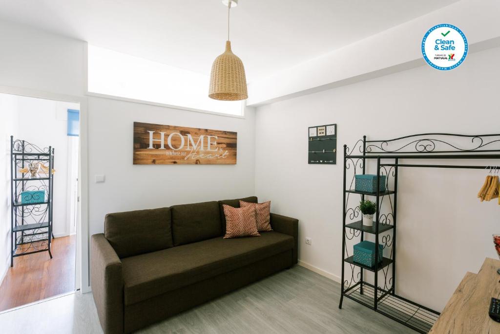 un soggiorno con divano e mensola di PortoVivo Quental Apartamento a Porto