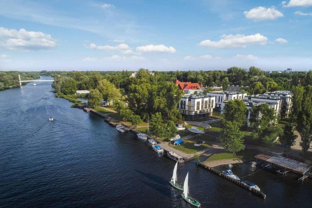 una vista aérea de un río con edificios y árboles en Marina apartament en Breslavia