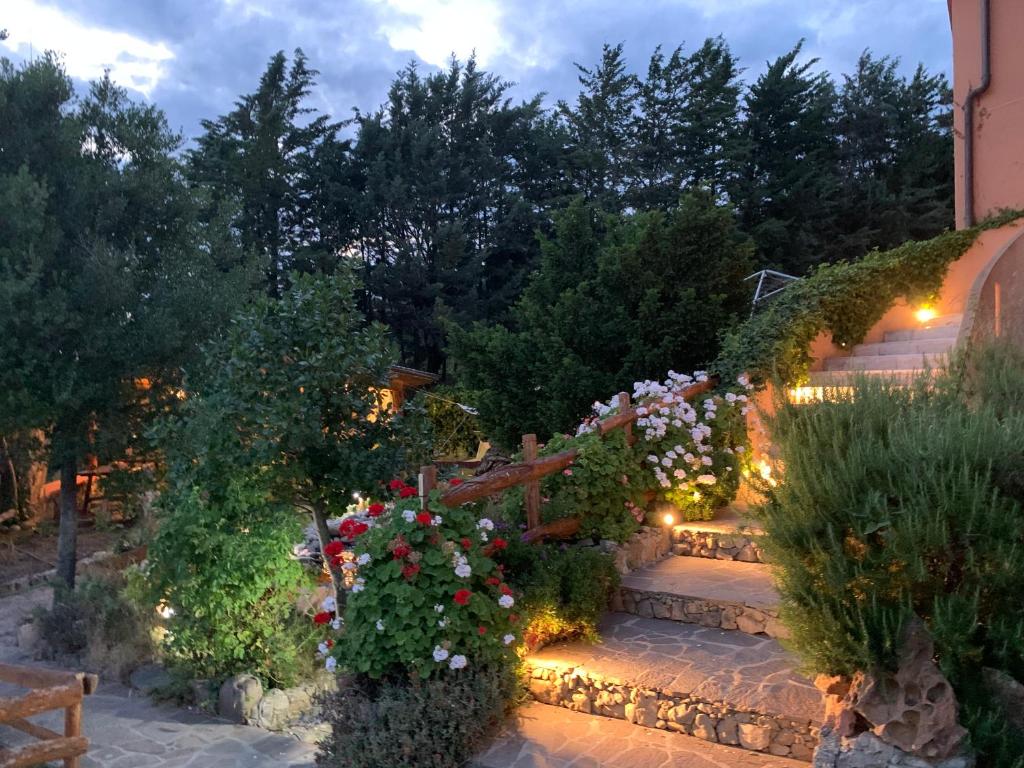 Giardino di Hotel Miramonti Seulo Turismo Rurale