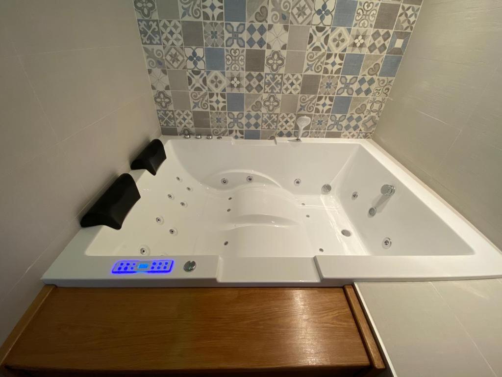 Mirasierra - Jacuzzi privado en la habitación en Navarredonda de Gredos