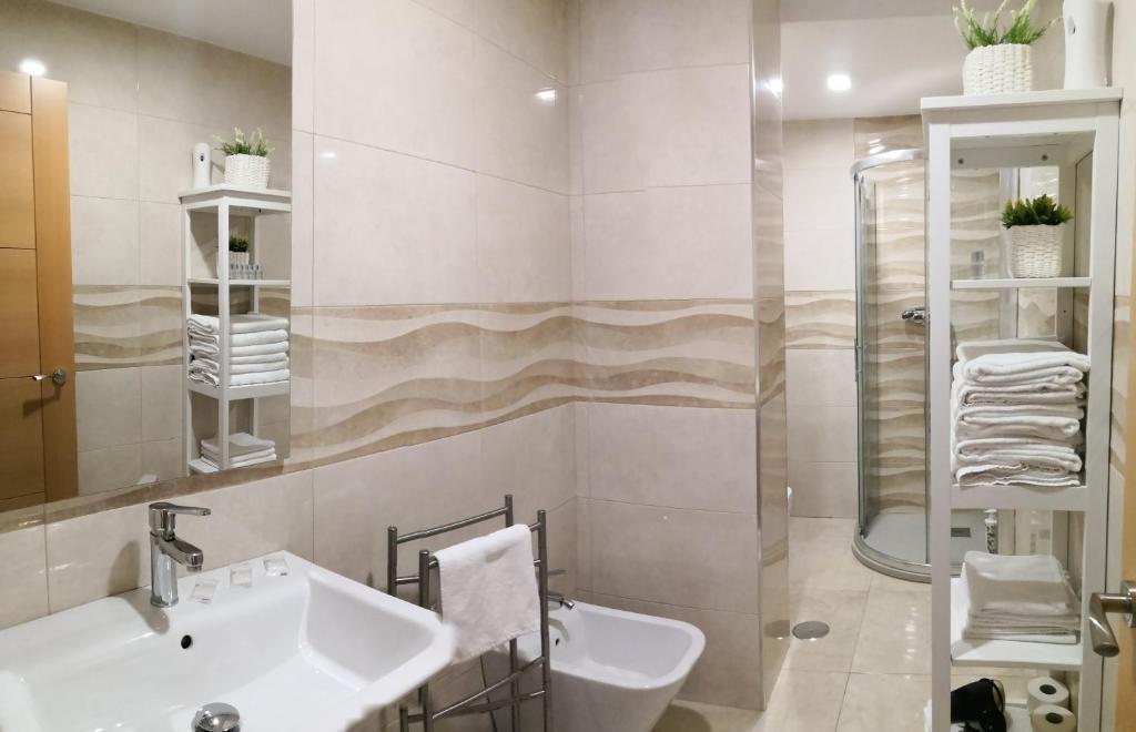 A bathroom at Muro de los Navarros 26-Apartamentos