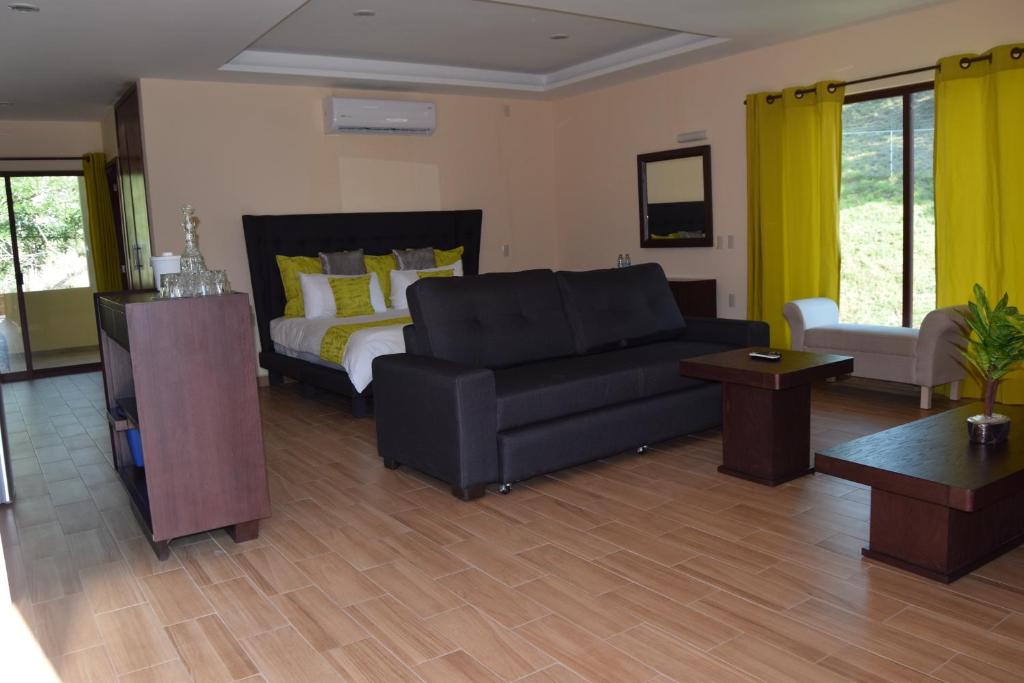 Postel nebo postele na pokoji v ubytování Hotel Chapala Country