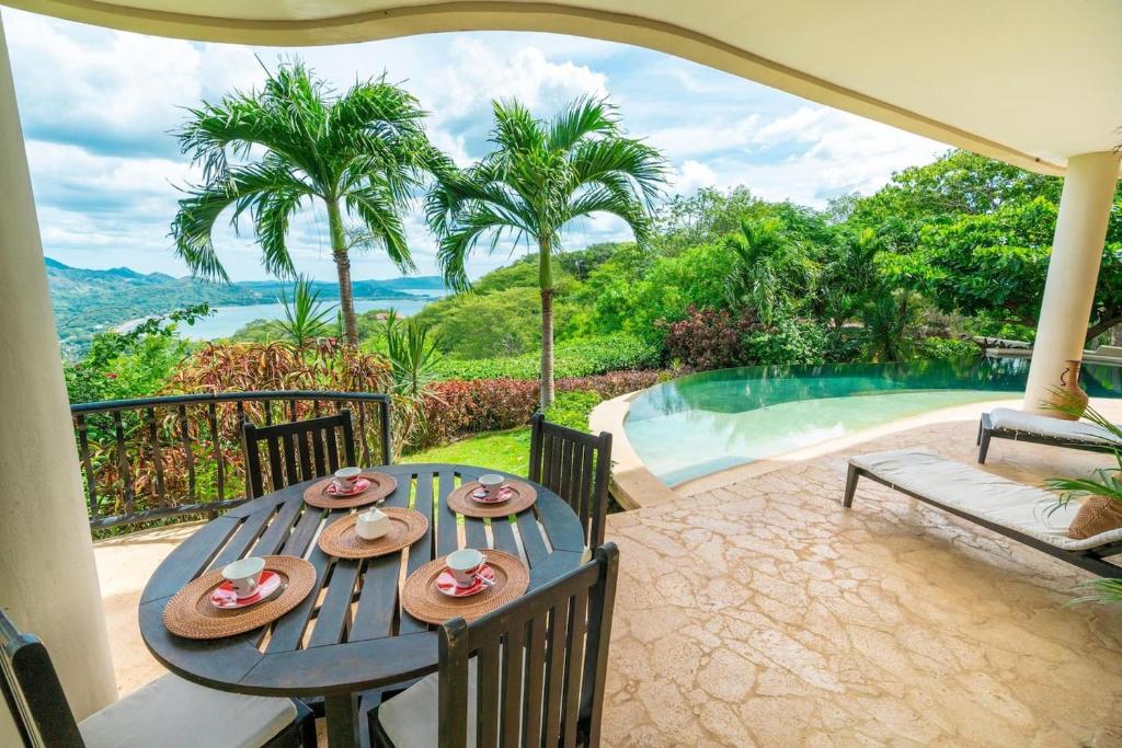 mesa de comedor con vistas a la piscina en Hacienda-Style Villa with Pool and Sweeping Ocean Views Above Potrero, en Potrero