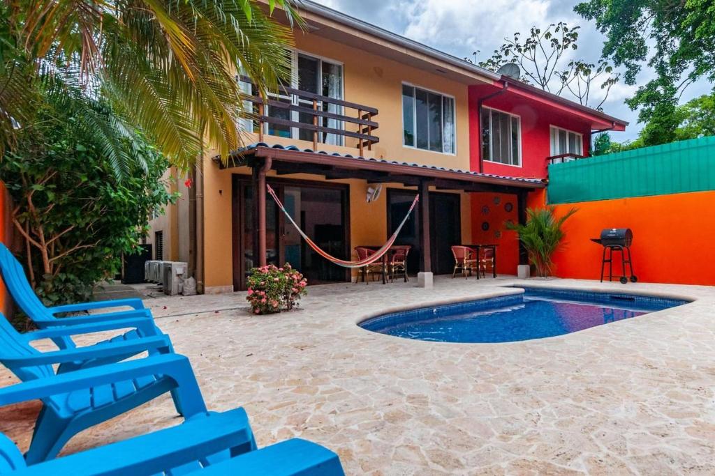 una casa con piscina y sillas frente a ella en Nicely Priced Duplex in Surfside with Private Pool and AC in Every Room, en Potrero
