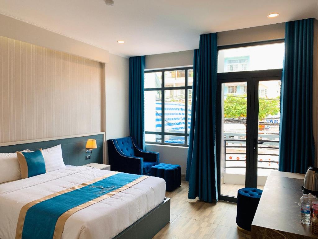 ein Hotelzimmer mit einem Bett und einem großen Fenster in der Unterkunft LION HOTEL in Cần Thơ