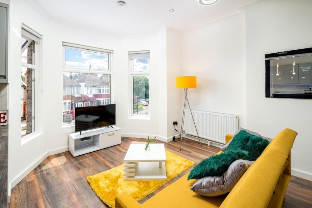 Luxurious 4 Bedroom, 3 Bathrooms - Serviced Apartment PRIVATE PARKING GLB
