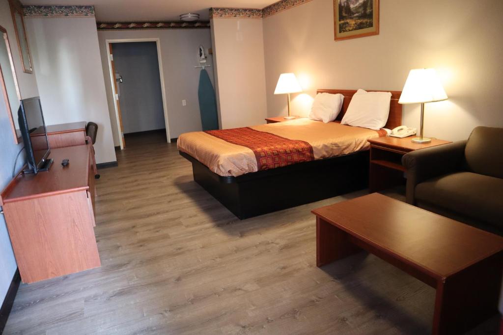 ein Hotelzimmer mit einem Bett und einem Sofa in der Unterkunft Express Inn & Suites Eugene in Eugene