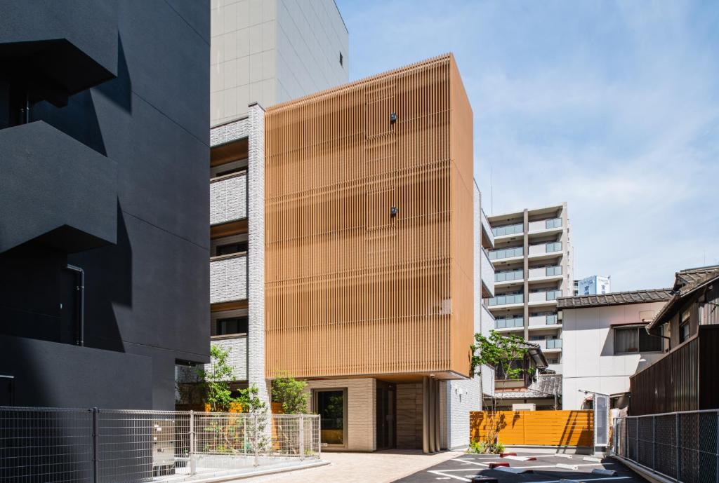 una vista exterior de un edificio en GRAND BASE Fukuoka Tenjin en Fukuoka