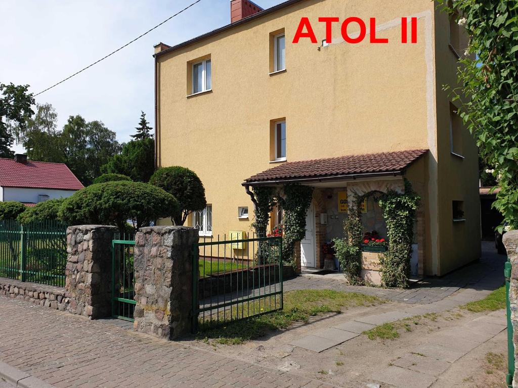 un edificio con un cartel en el costado en Villa ATOL II en Niechorze