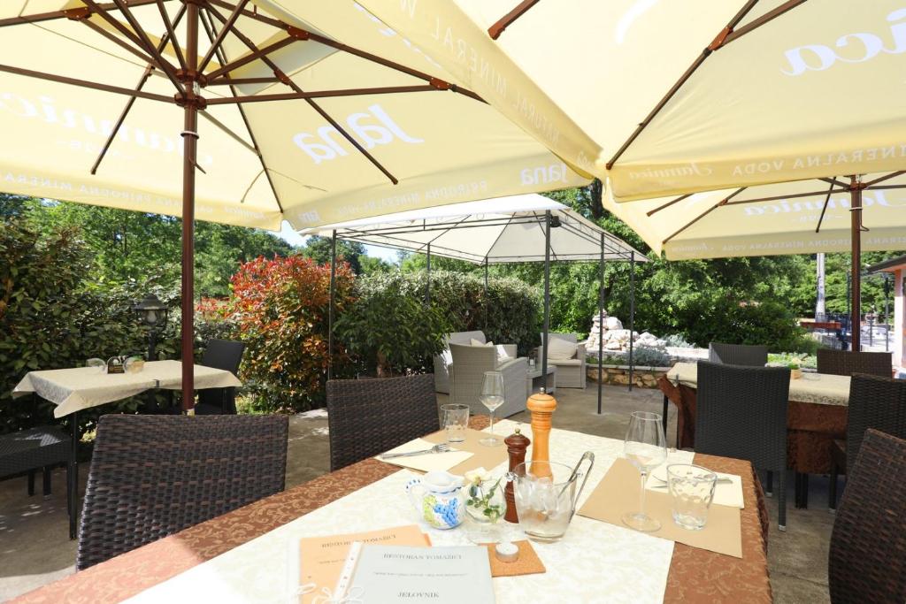 Reštaurácia alebo iné gastronomické zariadenie v ubytovaní Hotel Tomažići