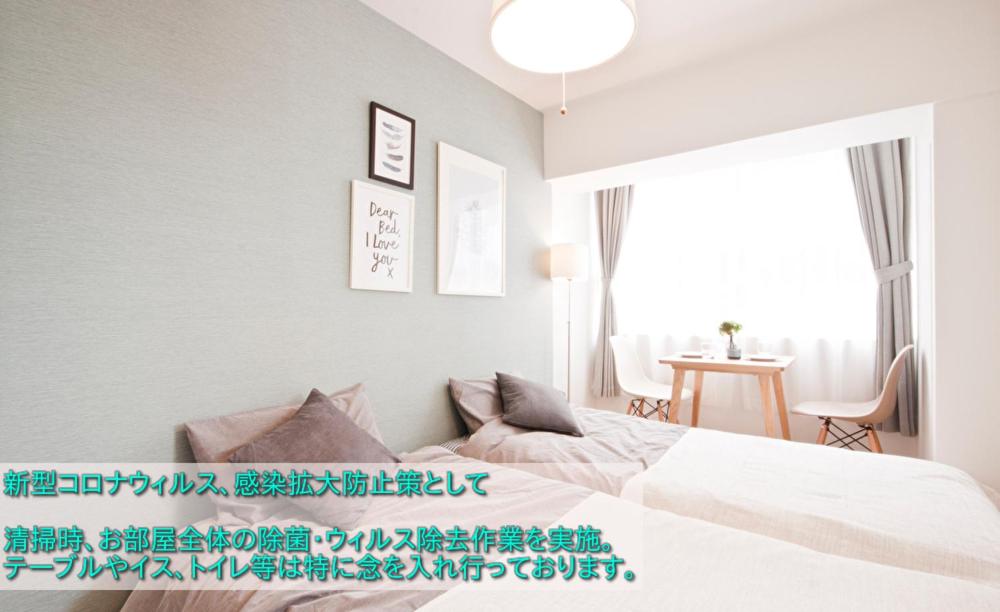 Guest House Re-worth Yabacho1 301 في ناغويا: غرفة نوم بسرير ونافذة