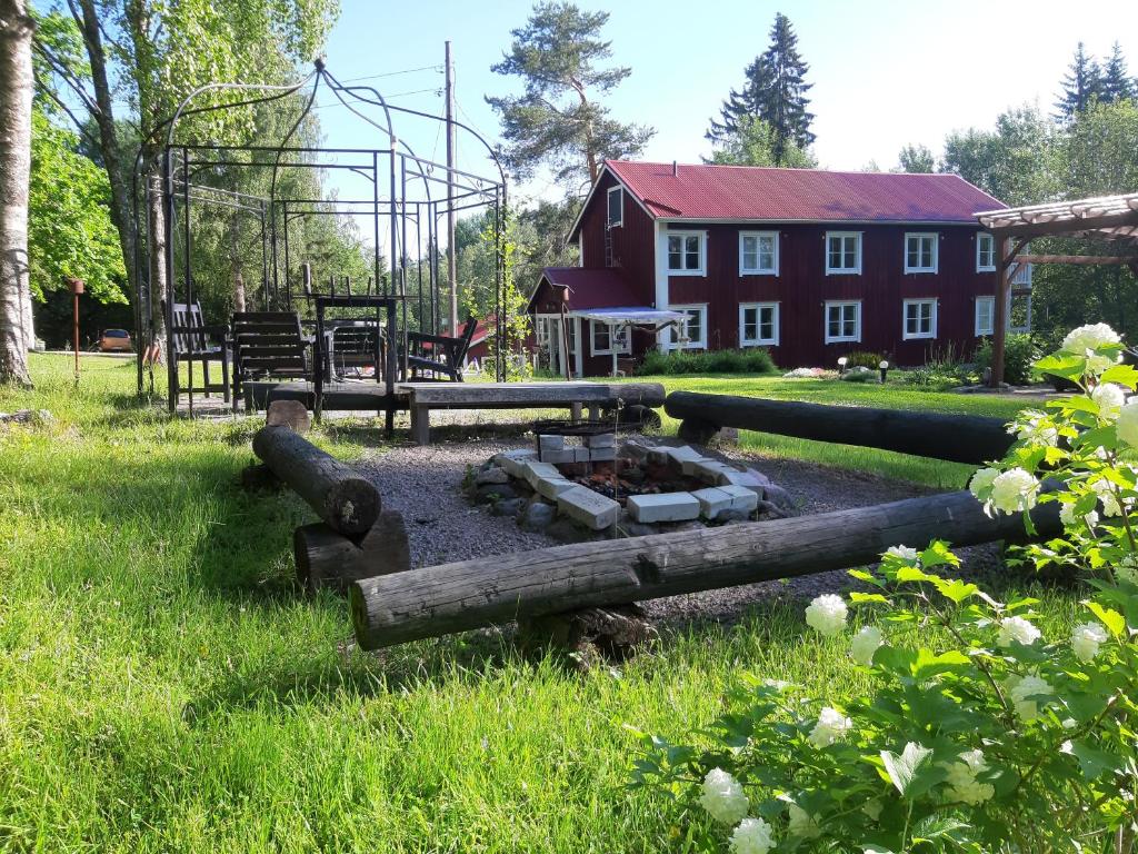 un parc avec un foyer extérieur dans la pelouse dans l'établissement Soltorp Eco Lodge, à Porvoo