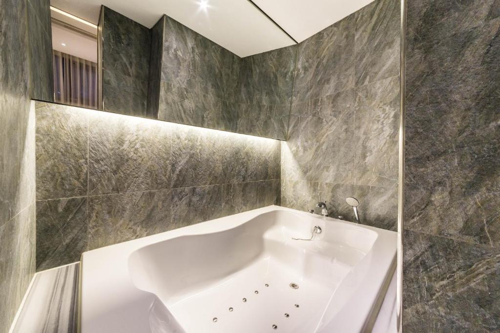 Koupelna v ubytování Guwol Hotel