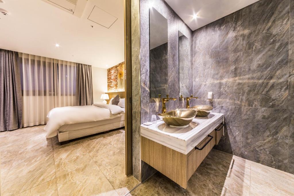 Postel nebo postele na pokoji v ubytování Guwol Hotel