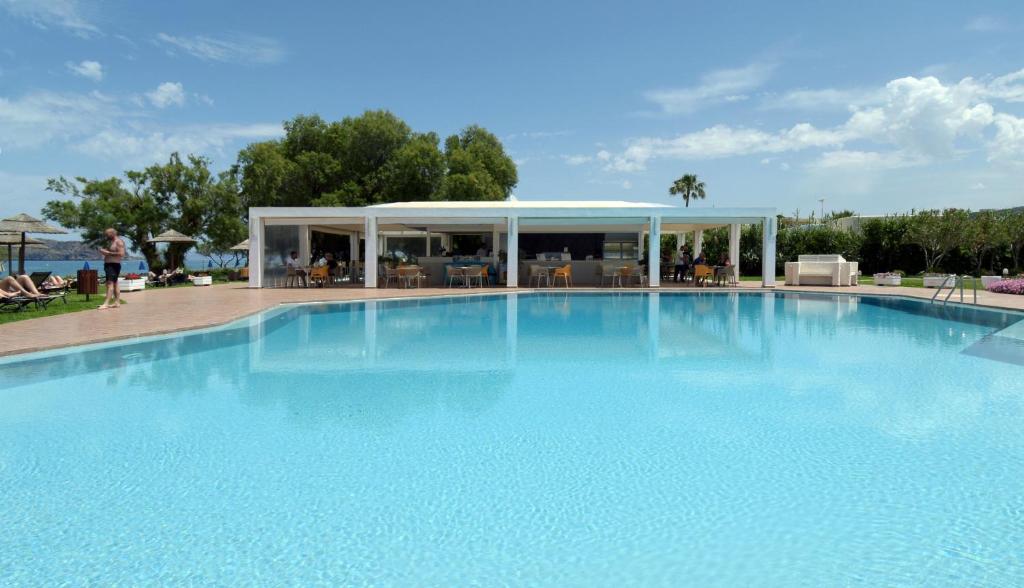 Bazén v ubytování Geraniotis Hotel and Resort nebo v jeho okolí