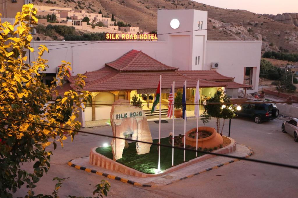un edificio con una fuente frente a un edificio en Silk Road Hotel, en Wadi Musa