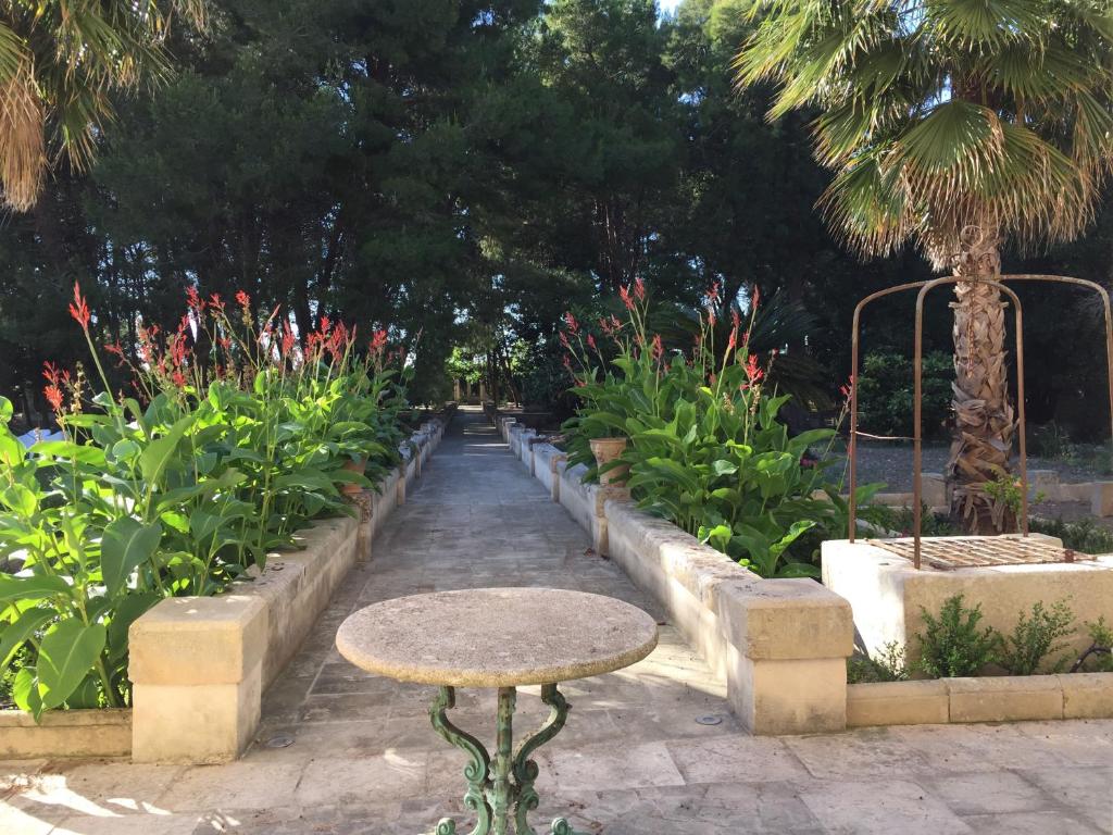 Zahrada ubytování Palazzo de Carlo e il parco dei 7 pozzi