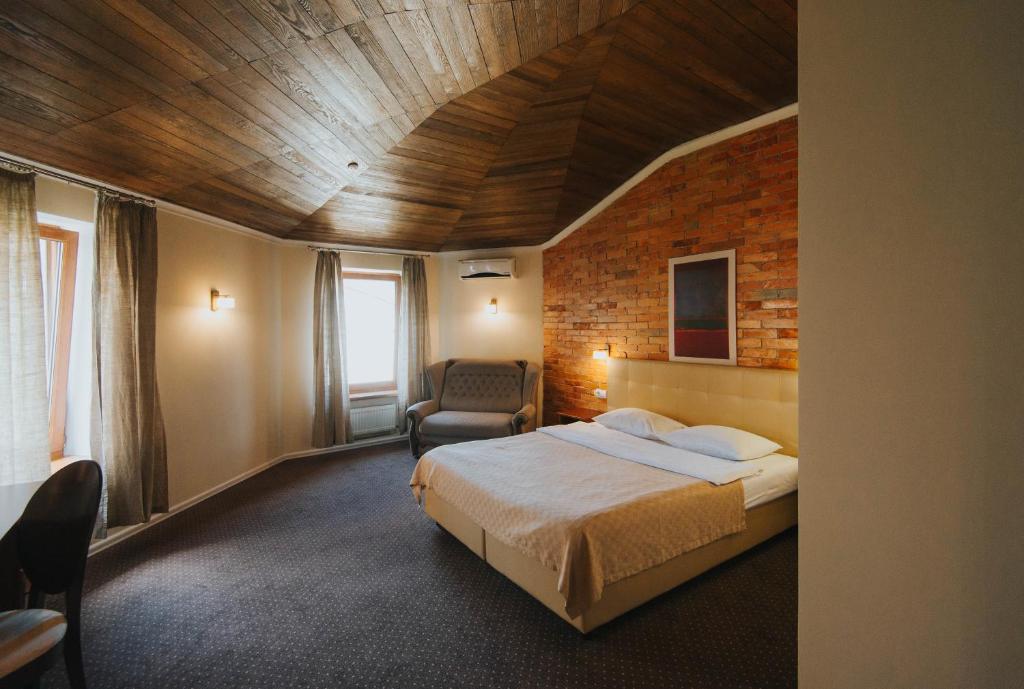 Кровать или кровати в номере Geneva Park Hotel 