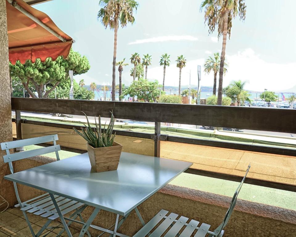 Les balcons de Bandol Centre ville avec vue mer et face à la plage - Studio
