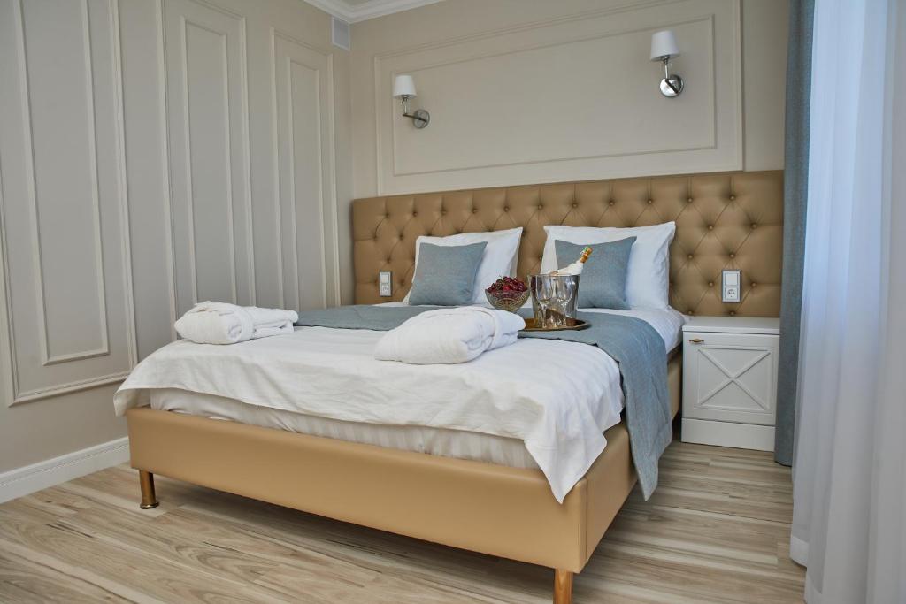 Postel nebo postele na pokoji v ubytování Rakhat Hotel