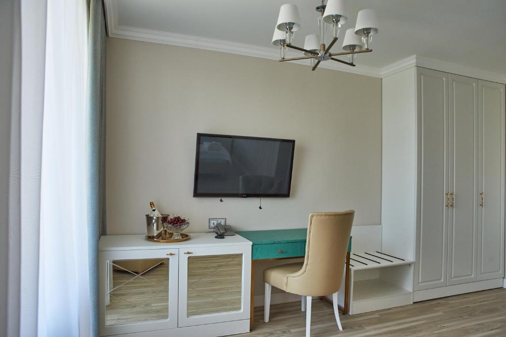 TV a/nebo společenská místnost v ubytování Rakhat Hotel