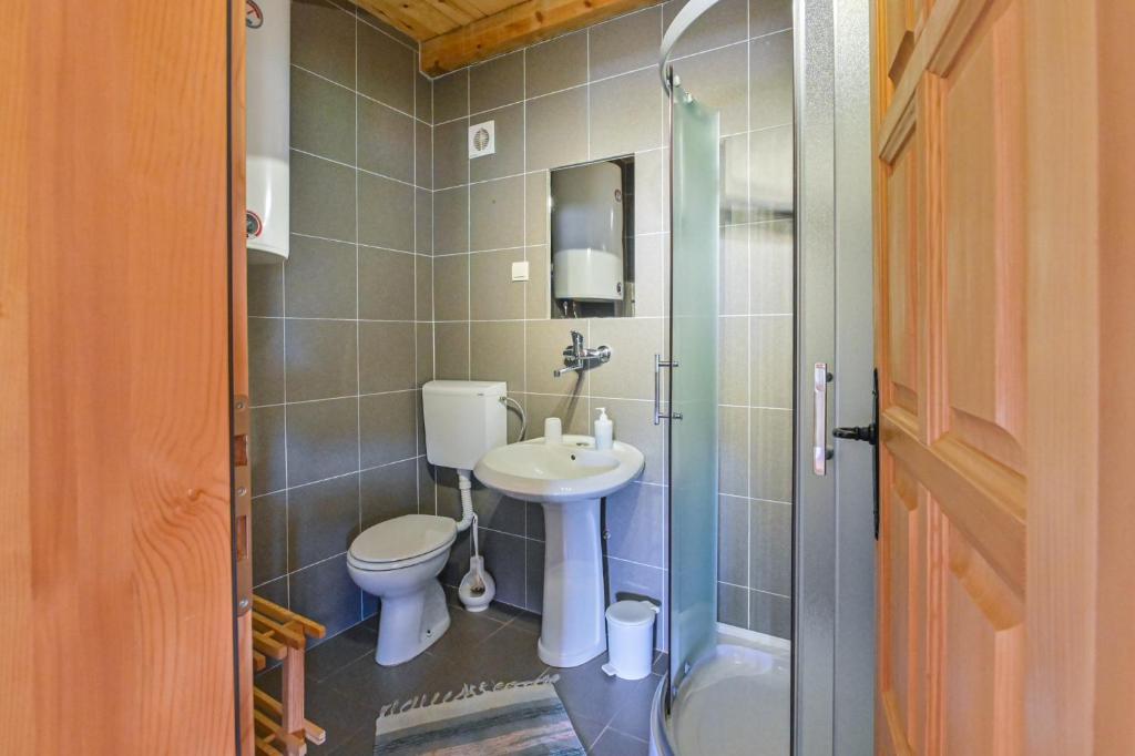 un bagno con un water e un lavandino di Neva Apartments a Mokra Gora