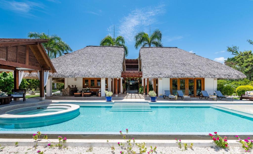 Bazén v ubytování Private Villa with Incredible Pool, maid, jacuzzi - Cap Cana Resort nebo v jeho okolí