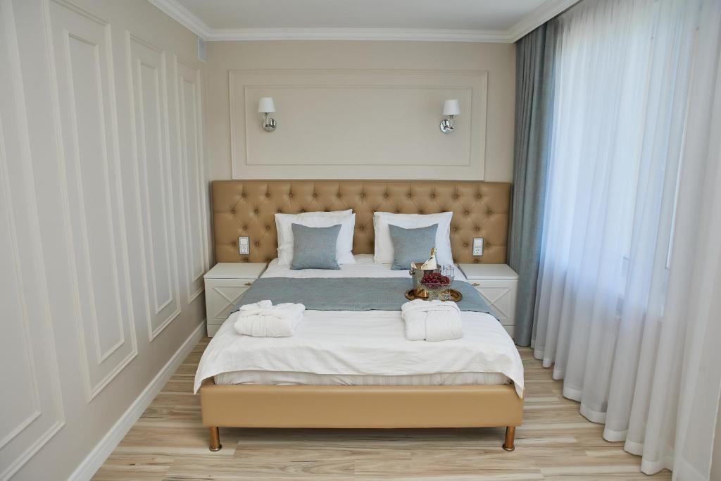 Postel nebo postele na pokoji v ubytování Rakhat Hotel