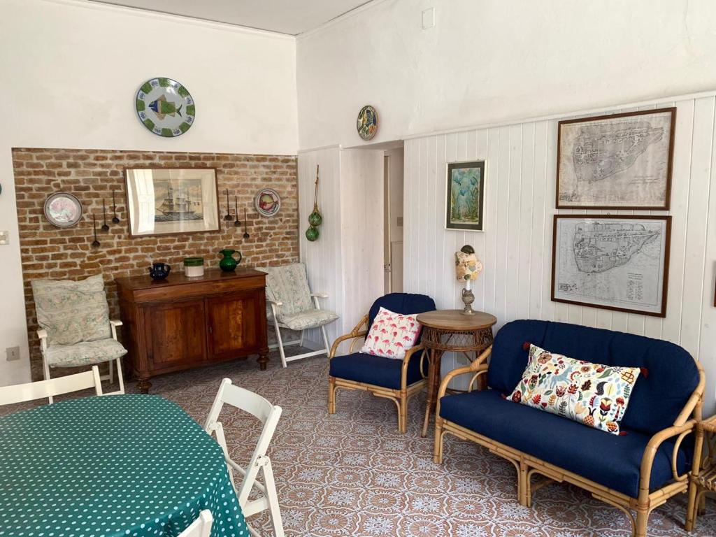 グラードにあるLa Casa Di Francaの青い椅子2脚とテーブルが備わる客室です。