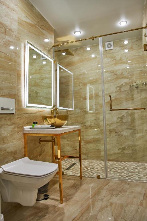 Koupelna v ubytování Rakhat Hotel