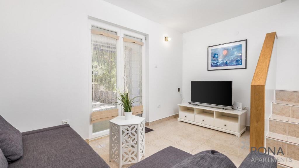 salon z telewizorem z płaskim ekranem w obiekcie Rona Apartment Flower 1 and Flower 2 w Novalji