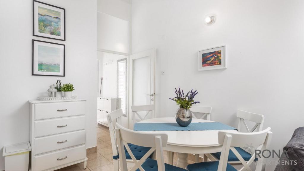 Zdjęcie z galerii obiektu Rona Apartment Flower 1 and Flower 2 w Novalji