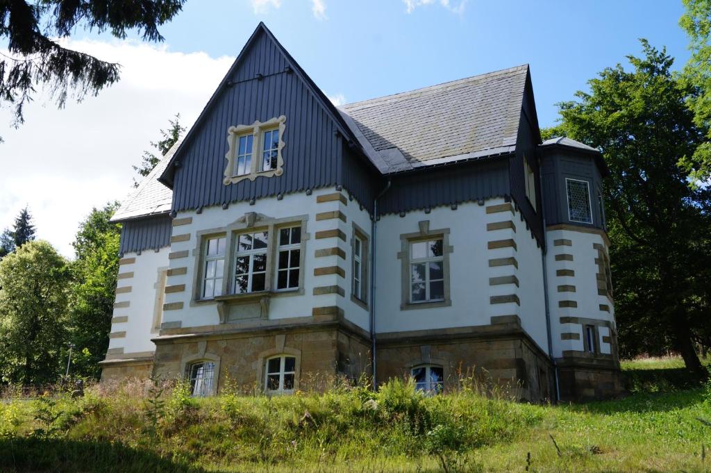 Budova, kde se vila nachází