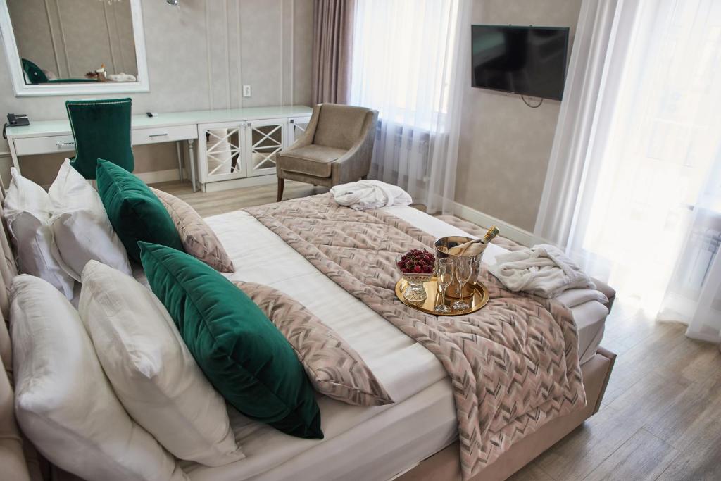 TV a/nebo společenská místnost v ubytování Rakhat Hotel