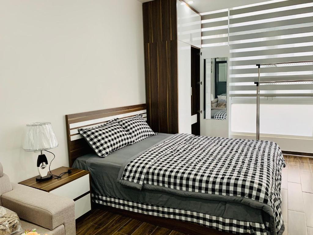 Un pat sau paturi într-o cameră la DK APARTMENT